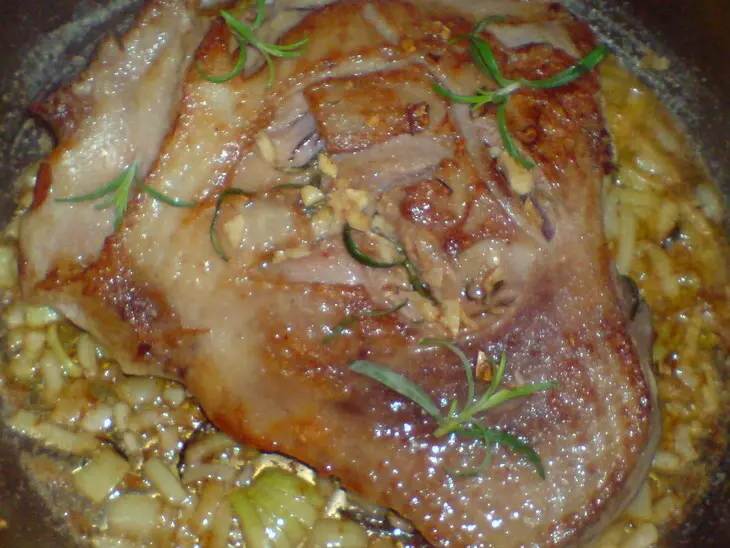 Голень индейки,тушенная в вине с  розмарином: шаг 5
