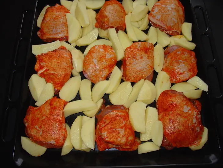 Картофель и курочка, запечённые в духовке.: шаг 1