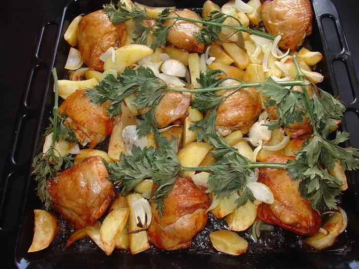 Картофель и курочка, запечённые в духовке.: шаг 5