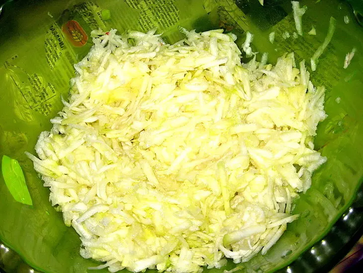 Кабачковые оладушки с соусом: шаг 2