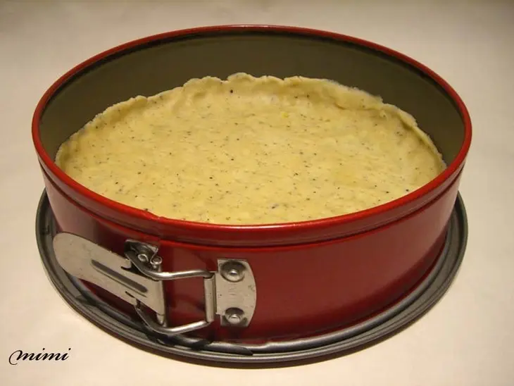 Киш с копченым лососем, козьим сыром, шпинатом и пореем: шаг 1