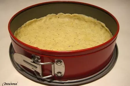 Киш с копченым лососем, козьим сыром, шпинатом и пореем: шаг 1