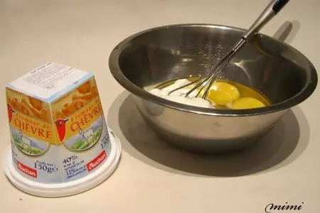 Киш с копченым лососем, козьим сыром, шпинатом и пореем: шаг 2