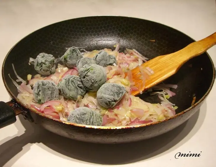 Киш с копченым лососем, козьим сыром, шпинатом и пореем: шаг 3