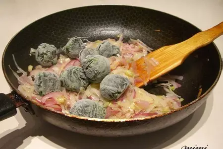 Киш с копченым лососем, козьим сыром, шпинатом и пореем: шаг 3