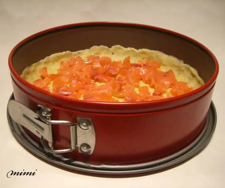 Киш с копченым лососем, козьим сыром, шпинатом и пореем: шаг 4