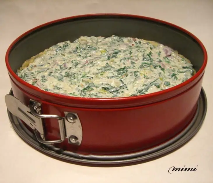 Киш с копченым лососем, козьим сыром, шпинатом и пореем: шаг 5