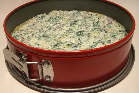 Киш с копченым лососем, козьим сыром, шпинатом и пореем: шаг 5