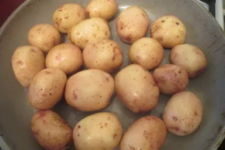 Жареный молодой картофель с овощами и кетчупом «махеевъ»: шаг 1