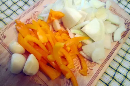 Жареный молодой картофель с овощами и кетчупом «махеевъ»: шаг 2