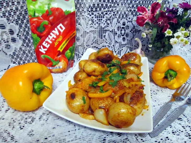 Жареный молодой картофель с овощами и кетчупом «махеевъ»: шаг 5