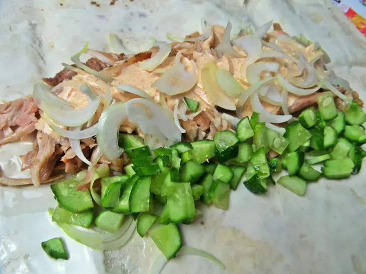 Лучшая шаверма с пикантной курочкой и чесночным соусом из майонеза "махеевъ": шаг 7