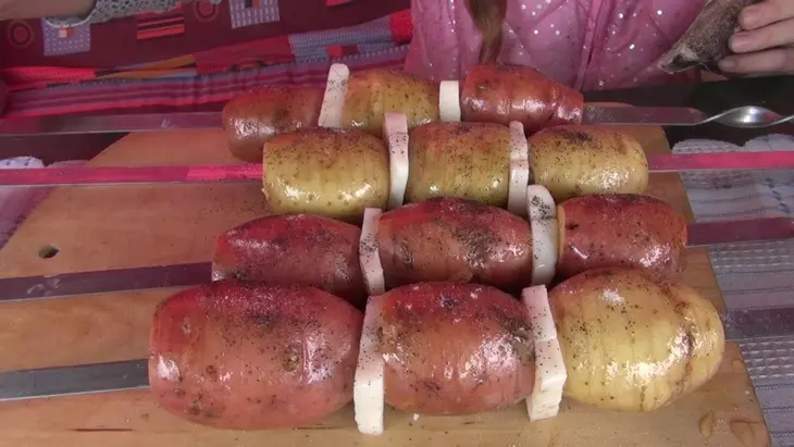 Шашлык из картофеля: шаг 5