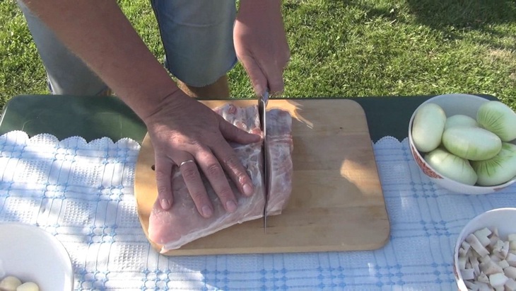 Свиная корейка с луком в казане: шаг 1