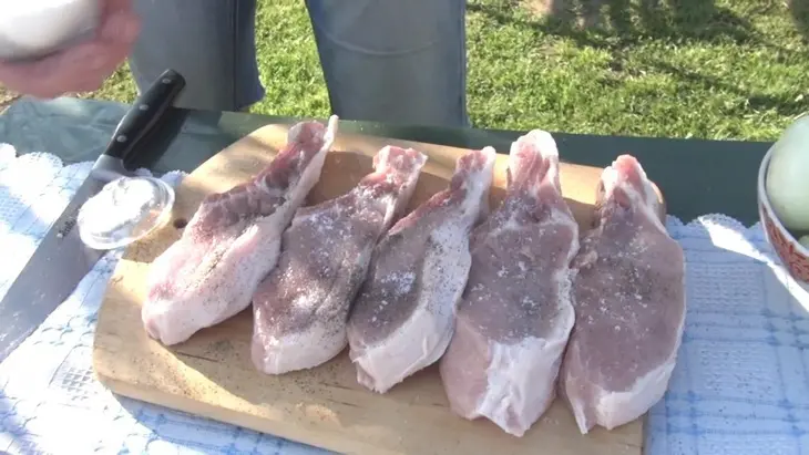 Свиная корейка с луком в казане: шаг 2