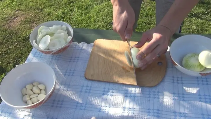 Свиная корейка с луком в казане: шаг 3