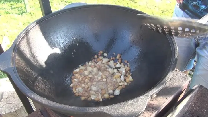 Свиная корейка с луком в казане: шаг 4