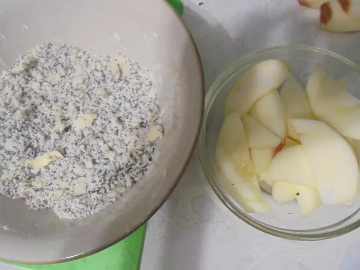 Лучший рецепт плюшек с джемом махеев и яблоками с маковой посыпкой: шаг 3