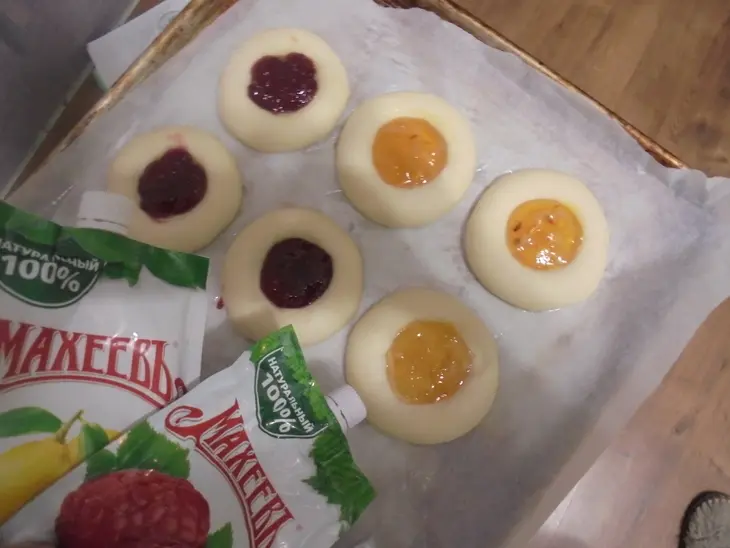 Лучший рецепт плюшек с джемом махеев и яблоками с маковой посыпкой: шаг 4