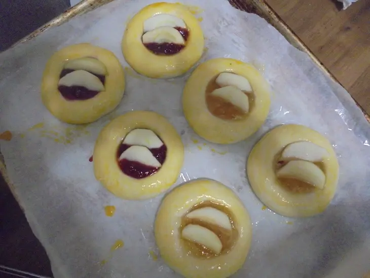 Лучший рецепт плюшек с джемом махеев и яблоками с маковой посыпкой: шаг 5