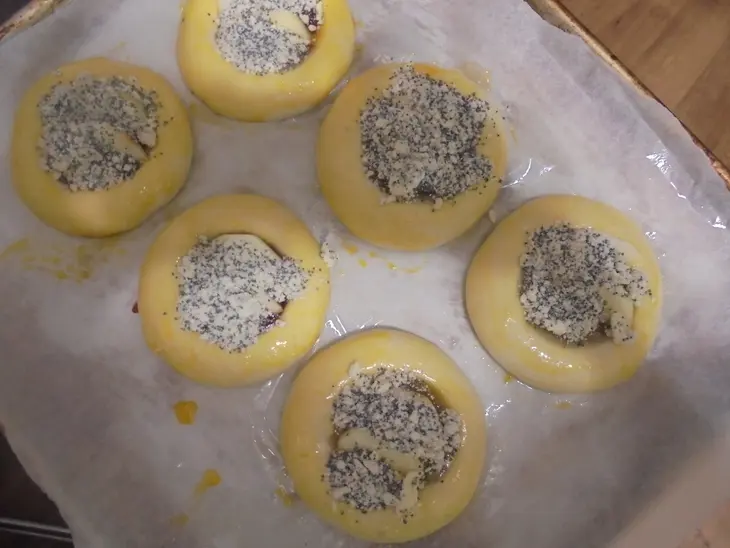 Лучший рецепт плюшек с джемом махеев и яблоками с маковой посыпкой: шаг 6