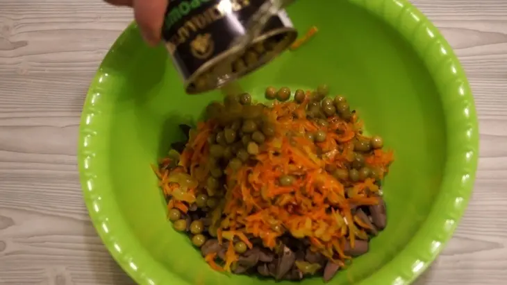Вкуснейший салат с куриными сердечками: шаг 4