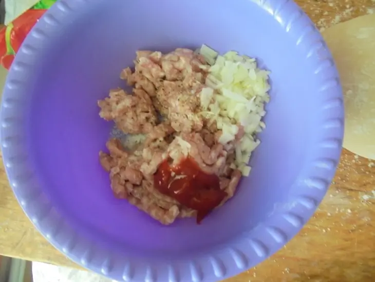 Лучший рецепт паровых пельменей с картофелем и свининой с кетчупом или махеев и майонезом с перепелиными яйцами: шаг 2