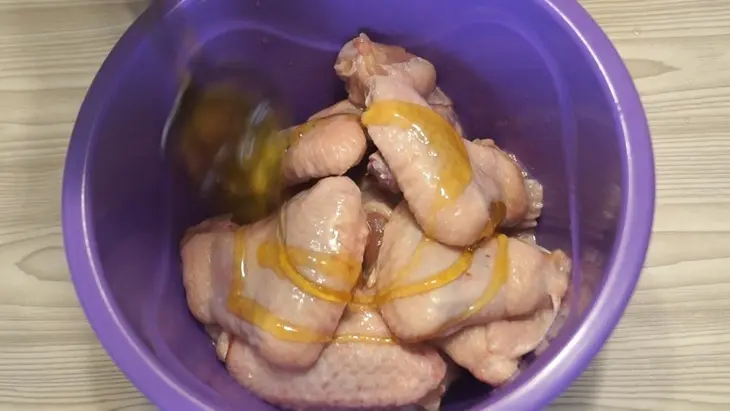 Очень удачный рецепт куриных крылышек с хрустящей корочкой. весь секрет в маринаде!: шаг 2