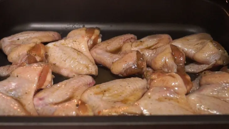 Очень удачный рецепт куриных крылышек с хрустящей корочкой. весь секрет в маринаде!: шаг 4