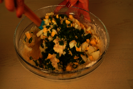 Ленивые пирожки или оладьи с зеленым луком и яйцом: шаг 3