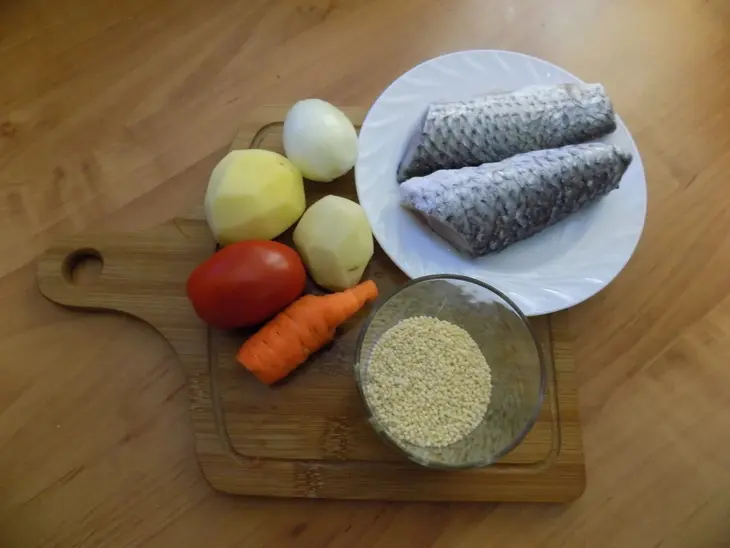 Рыбный суп с кефалью на курином бульоне.: шаг 1