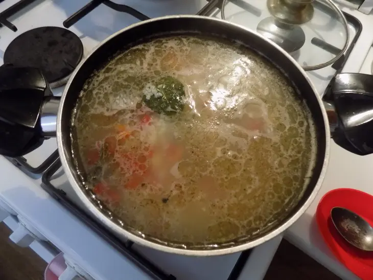 Рыбный суп с кефалью на курином бульоне.: шаг 6