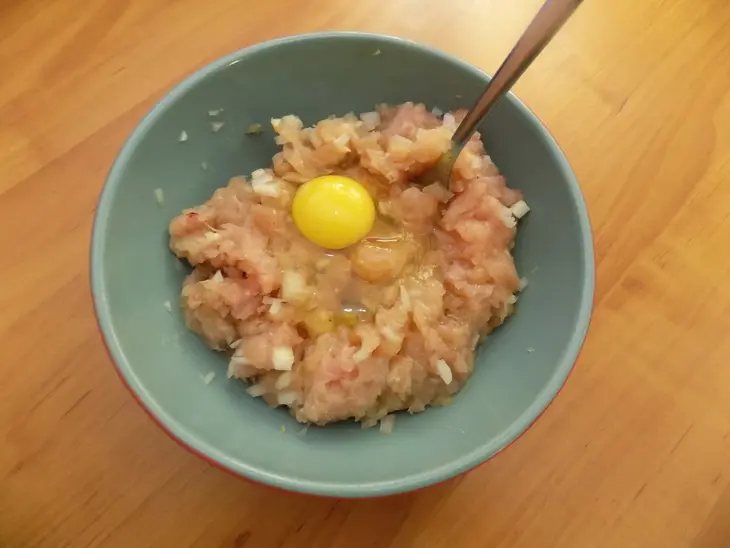 Куриные котлеты с болгарским перцем и свежим огурцом.: шаг 1