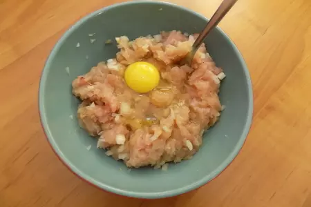 Куриные котлеты с болгарским перцем и свежим огурцом.: шаг 1