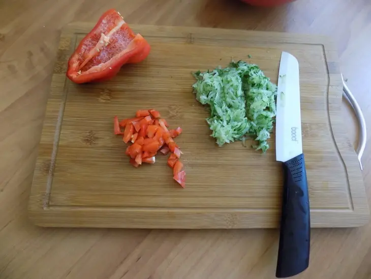 Куриные котлеты с болгарским перцем и свежим огурцом.: шаг 2
