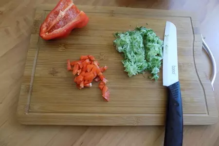 Куриные котлеты с болгарским перцем и свежим огурцом.: шаг 2