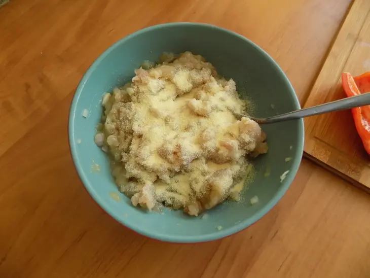 Куриные котлеты с болгарским перцем и свежим огурцом.: шаг 3
