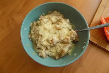 Куриные котлеты с болгарским перцем и свежим огурцом.: шаг 3
