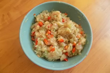 Куриные котлеты с болгарским перцем и свежим огурцом.: шаг 4