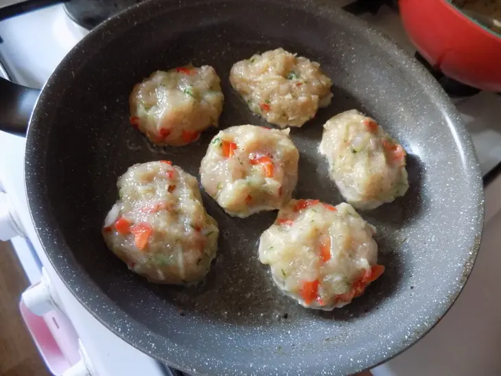Куриные котлеты с болгарским перцем и свежим огурцом.: шаг 5