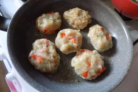 Куриные котлеты с болгарским перцем и свежим огурцом.: шаг 5