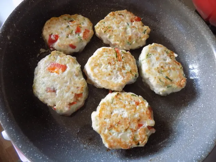 Куриные котлеты с болгарским перцем и свежим огурцом.: шаг 6