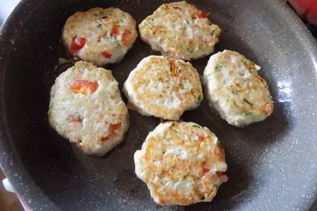 Куриные котлеты с болгарским перцем и свежим огурцом.: шаг 6