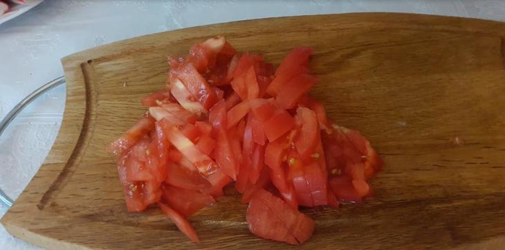 Превосходный салат с крабовыми палочками помидором и сыром: шаг 1