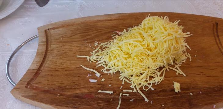 Превосходный салат с крабовыми палочками помидором и сыром: шаг 3