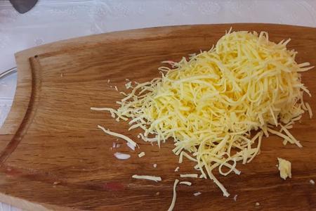 Превосходный салат с крабовыми палочками помидором и сыром: шаг 3