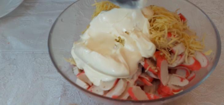 Превосходный салат с крабовыми палочками помидором и сыром: шаг 4