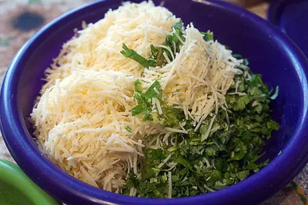 Пирожки с фасолью и сыром: шаг 2
