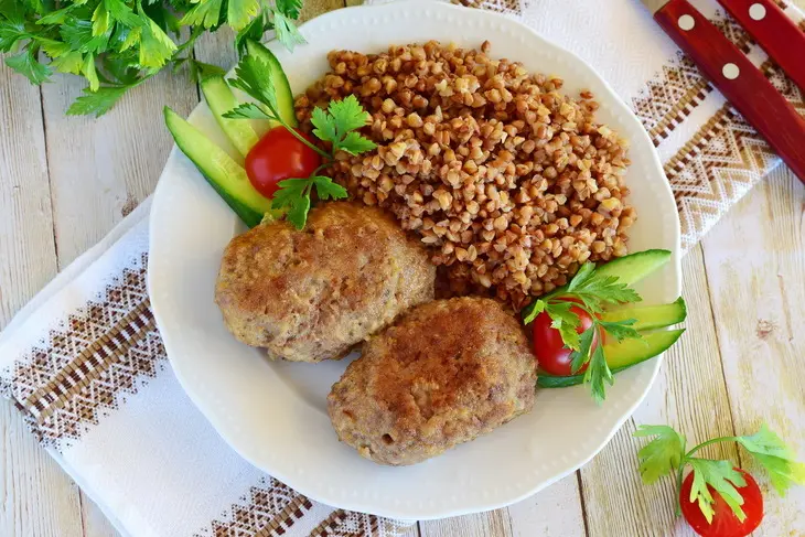 Школьные котлеты с гречкой: шаг 1