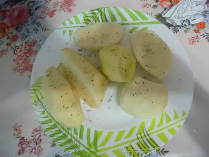 Запеченные куриные бедрышки с картофелем: шаг 3